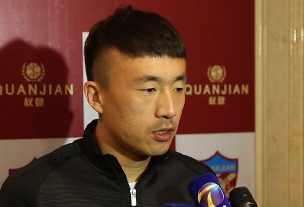 来路不明的孤儿张二娃被退居二线的江湖年夜佬——“麻辣隔邻”的老板掰哥一手扶养长年夜。与店里年数相仿小火伴们构成“暖锅军团”在贩子吊民伐罪，惩奸除恶，自成一派。张二娃被命运选中进进伏躲师组织，履历了苍茫与成长，收成了恋爱与友情，终究击败了险恶权势，成了化解伏躲师危机的年夜英雄